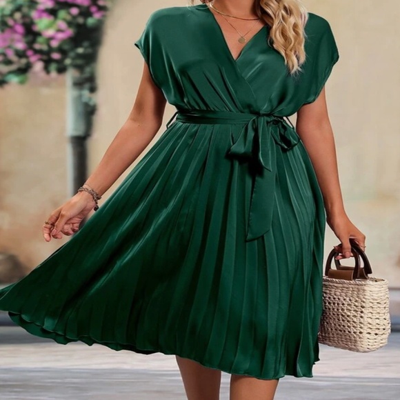 Emerald Green Batwing Pleated Satin Dress - Picture 4 of 10